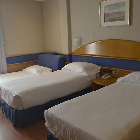 Hotel Agumar Madrid Exterior foto Two beds in a hotel room