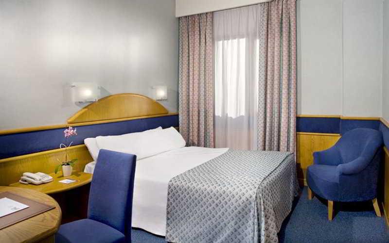 Hotel Agumar Madrid Exterior foto A room at the hotel