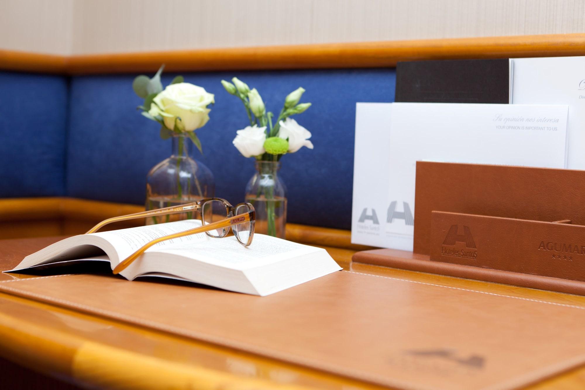 Hotel Agumar Madrid Exterior foto A guest's desk at the hotel