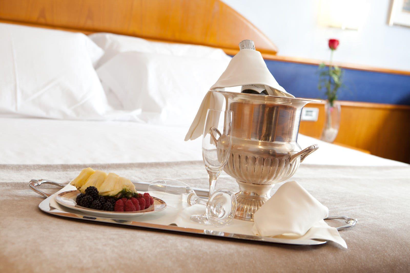 Hotel Agumar Madrid Exterior foto Room service
