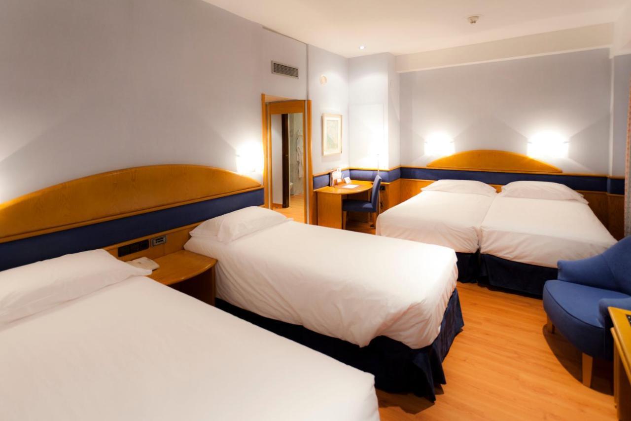 Hotel Agumar Madrid Exterior foto A room at the hotel