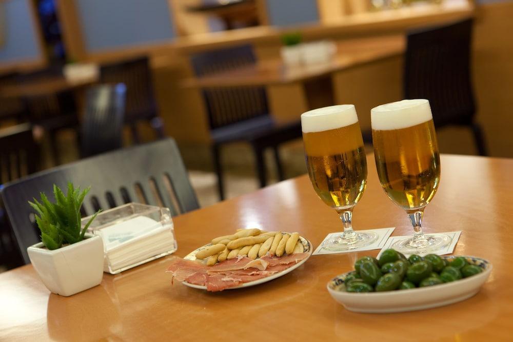 Hotel Agumar Madrid Exterior foto Beer, ham and olives