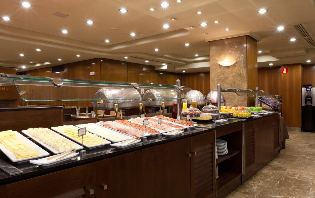 Hotel Agumar Madrid Exterior foto Breakfast buffet at a luxury hotel