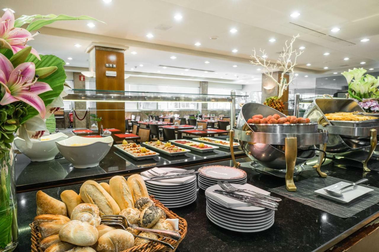Hotel Agumar Madrid Exterior foto Breakfast buffet at a luxury hotel