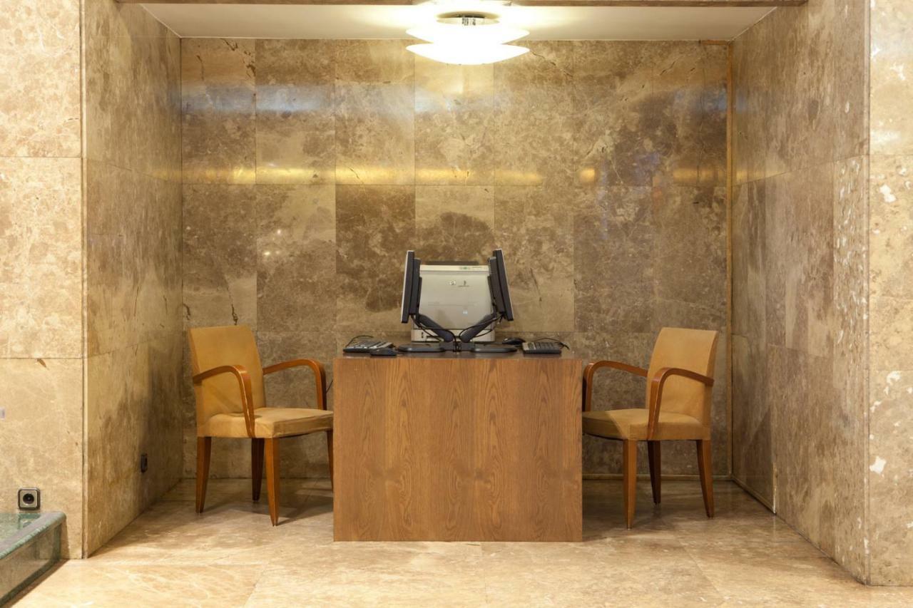 Hotel Agumar Madrid Exterior foto Reception desk